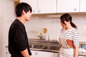 彼女に内緒で彼女の母ともヤってます… 安野由美 ｜ndra00114