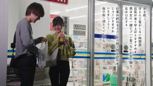 美人パートさんと客がいない3分くらいの間でも店内でインスタント不倫するコンビニ深夜バイト 有馬みずき ｜1moon00038