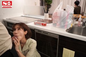 夫にバレても構わない…声を出せばすぐ気付かれる距離で…絶倫肉棒で私を慰めてくれる義父と本気で愛し合っています。 小島みなみ ｜ssis00543