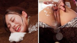 美人CA（既婚者）限定 砂風呂に埋まって身動きできない〇淫NTR拘束マッサージ 横が見えない状態で、隣に夫が居るのにイッてもイッても止めずに絶頂させ続けた女の「サイレント絶叫」 ｜1sgki00059