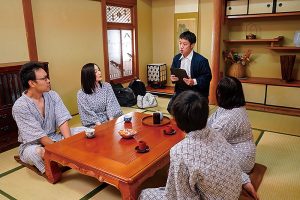 家族に内緒でねとられて… 家族旅行中、巨根青年にイヤというほど突かれイカされた妻 本田もも ｜ngod00239