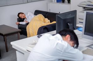 終電を逃した憧れの女上司と…におう蒸れたアソコを互いに舐め合い我慢できずにヌルっと挿入 背徳の居残りオフィスで残務処理 小谷舞花 ｜ngod00280