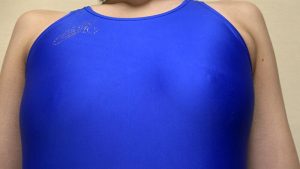 宮崎リン 濡れてテカってピッタリ密着 神競泳水着 可愛い女子の競泳水着姿をじっとりと堪能！着替え盗撮から始まり貧乳から巨乳にパイパン、ハミ毛、ジョリワキ等のフェチ接写やローションソーププレイや競泳水着ぶっかけ等を完全着衣で楽しむAV ｜1okk00101