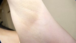 伊織ひなの 濡れてテカってピッタリ密着 神スク水 可愛い女子のスクール水着姿をじっとりと堪能！着替え盗撮から始まり貧乳から巨乳にパイパン、ハミ毛、ジョリワキ等のフェチ接写やローションソーププレイやスク水ぶっかけ等を完全着衣で楽しむAV ｜1oks00158