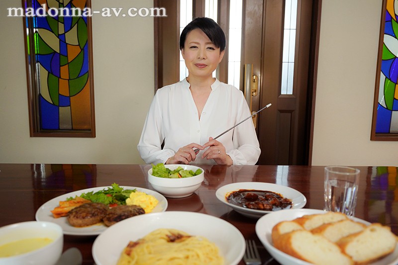 【VR】初VR！！ 三浦恵理子 気が狂いそうなほど淫語責めしてくる人妻ビジネスマナー講師の行列ができる熟JOI性指導に翻弄される僕 ｜juvr00008