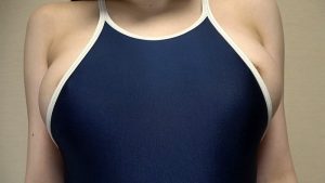 及川莉央 濡れてテカってピッタリ密着 神スク水 可愛い女子のスクール水着姿をじっとりと堪能！着替え盗撮から始まり貧乳から巨乳にパイパン、ハミ毛、ジョリワキ等のフェチ接写やローションソーププレイやスク水ぶっかけ等を完全着衣で楽しむAV ｜1oks00183