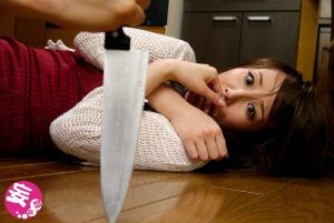 美人妻無限レ●プ地獄！ 夫と息子の眼前で犯●れ辱められ貪り尽くされ堕ちていく熟れた女体 澤村レイコ ｜embz00101