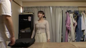媚薬オイルマッサージ 痴●盗撮＆中出し素人娘VOL.67 超強力媚薬を配合したマッサージオイルを施術中に知らずに塗りこまれたオンナは、身体の火照りに驚き、チ〇ポを欲しがる自分に戸惑い、垂れ出したマン汁に恥ずかしがりながらも生ハメ中出しまで欲してしまう！ ｜h_1342nsm00067