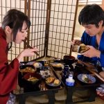 夫婦旅行で訪れた旅館の宴会場で下品な団体客に妻がおしゃくをさせられました… 保坂えり ｜ndra00035