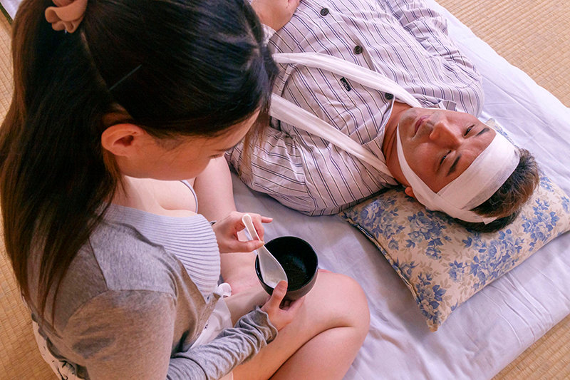 寝たきり看病NTR 怪我で寝たきりでほぼほぼ動けないマグロ状態の男（巨根）に妻をねとられました……… 吉根ゆりあ ｜nkkd00238
