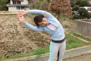 ジョギング中に野ションしてる所を息子の同級生に見つかり痴●輪●された母親たち ｜436grgr00036