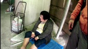 バクシーシ山下が突撃取材！花岡じったVSホームレス 耐久セックス中出し本番映像 ｜h_086naze00004