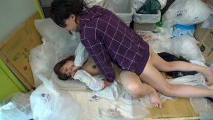 ゴミ捨て場でノーブラ奥さんと遭遇 胸チラに興奮したのでその場で犯して中出し ｜kagp00036