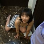 露出の激しい服で誘惑する淫乱痴熟女！回覧板を手に隣人のオヤジと玄関先で濃厚生嵌めSEX！ ｜h_1724m893g00002