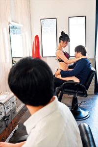 「あなた、愛してる…」NTR願望を満たすため、愛する妻に中出しサービスをさせた寝取らせ美容室 長瀬麻美 ｜h_1100hzgd00178