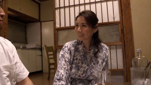 汗にむせる義母の色っぽいカラダ。娘婿の欲求不満を解消してくれる優しい義母との一夜限りの中出しSEX！ ｜h_1724a109g00003