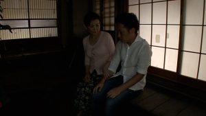 母さんが慰めてあげるから…。頭ではわかっていてもカラダが火照りアソコは濡れ！愚息の肉棒で淫靡に乱れる熟母。 ｜h_1724a127g00003