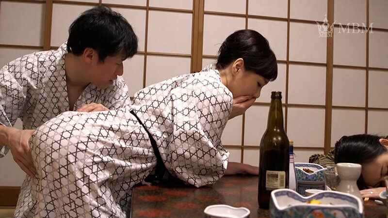 娘夫婦の久しぶりの帰省。誘う美し過ぎる義母と妻の傍で激ピスSEX！ ｜h_1724m00870g02