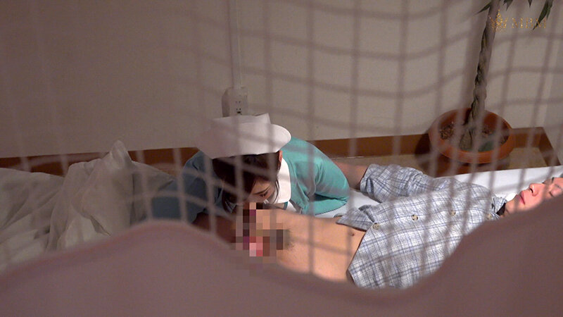 結婚3年目の看護師にギン勃ちチ●ポを見せてフェラ抜き！深夜、性欲に火がついた看護師は声を●して快楽堕ち…！ ｜h_1724m803g00001