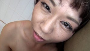 清楚系で明るい雰囲気の熟女さんも実はSEXしたくてAV出演！？妊娠覚悟の生中出しSEX！ ｜h_1724m816g00011