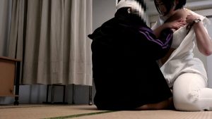 二十歳の入院患者の肉棒を優しく触る熟女看護師さん。大きくなる肉棒を内緒ね！とフェラする性処理看護師さんと淫乱性交！ ｜h_1724m913g00011