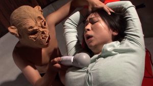 両手の自由がきかない状況で電マをあてがい準備万端の熟女さんに熱い肉棒をプレゼント！勢い余って中に出しちゃいました！ ｜h_1724v057i00004