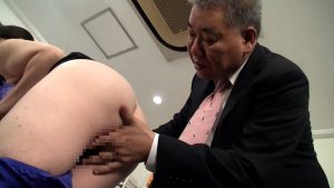 誰もいないオフィスで社長と残業中、優しい言葉をかけられながらカラダを弄られ股間を濡らす熟女と合意のセックス！ ｜h_1724a149f00003
